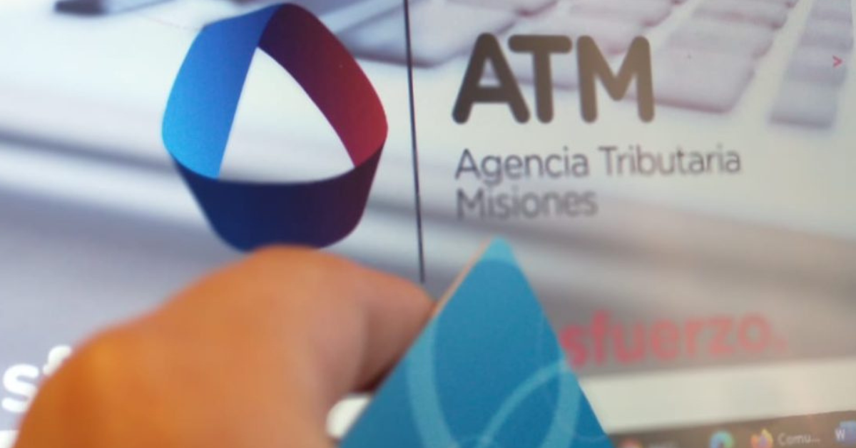 Contribuyentes de Misiones revisando el aumento del Impuesto Inmobiliario 2025"