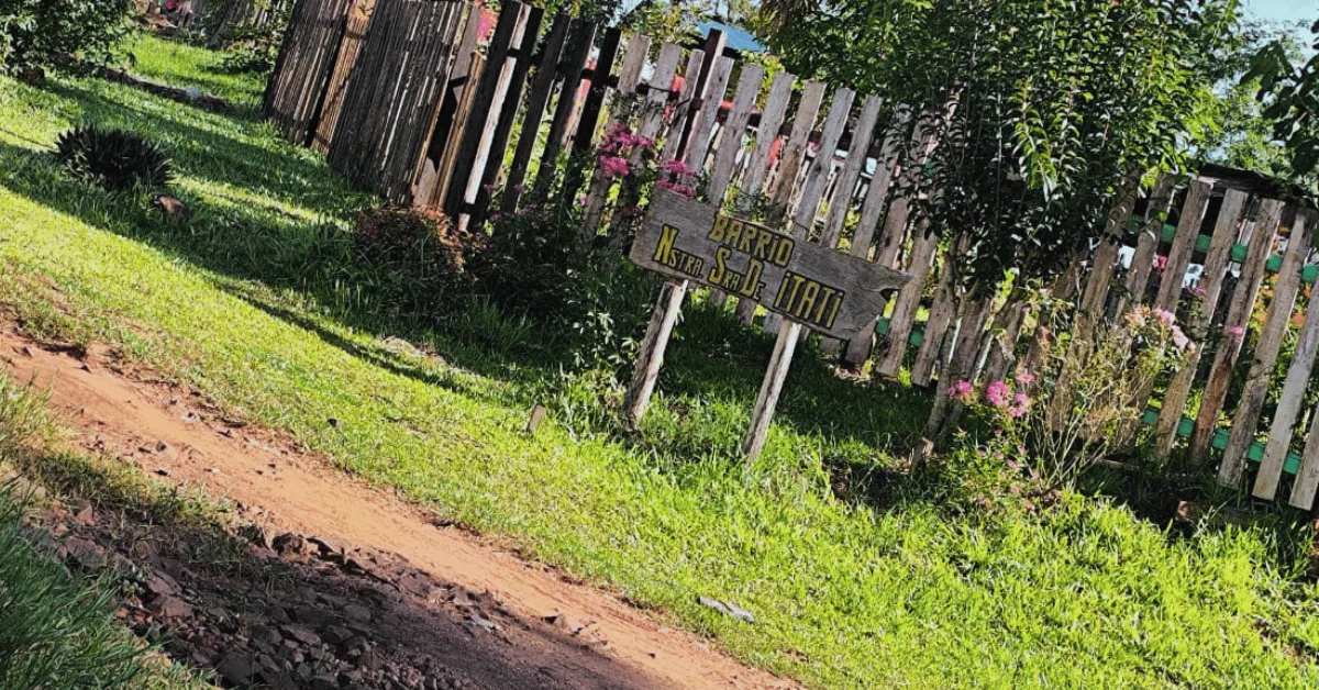 Entrada del Barrio Itatí con un cartel que lleva el nombre del asentamiento